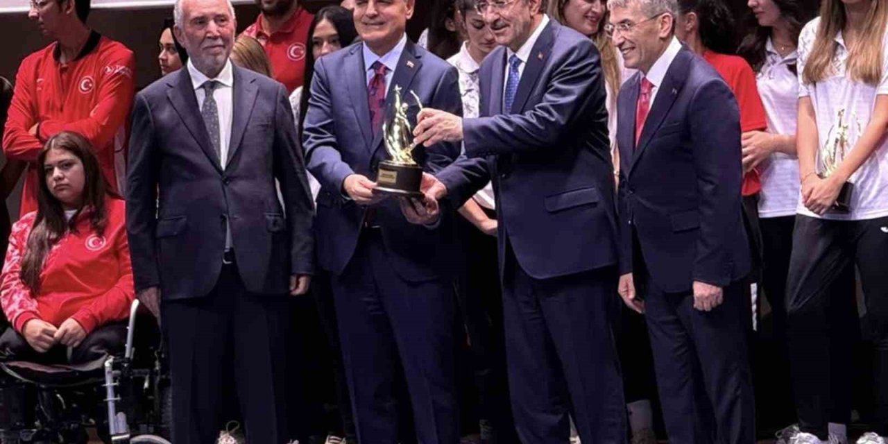 Muğla Valisi Akbıyık’a "Spora Destek Veren Devlet Adamı" ödülü