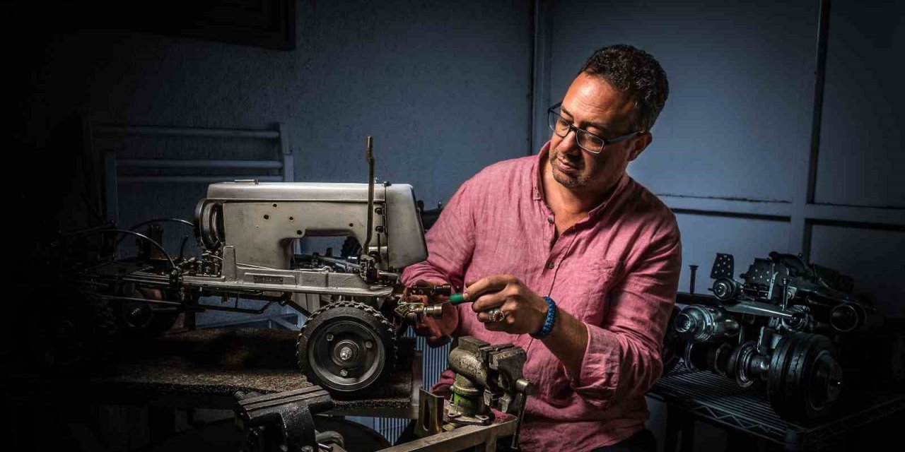Hurda dikiş makinelerini sanat eserine dönüştürüyor