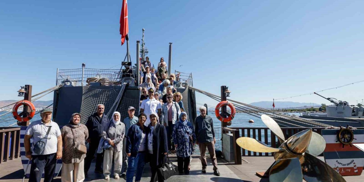 İzmir Büyükşehir’in gezileri emeklilere nefes oluyor