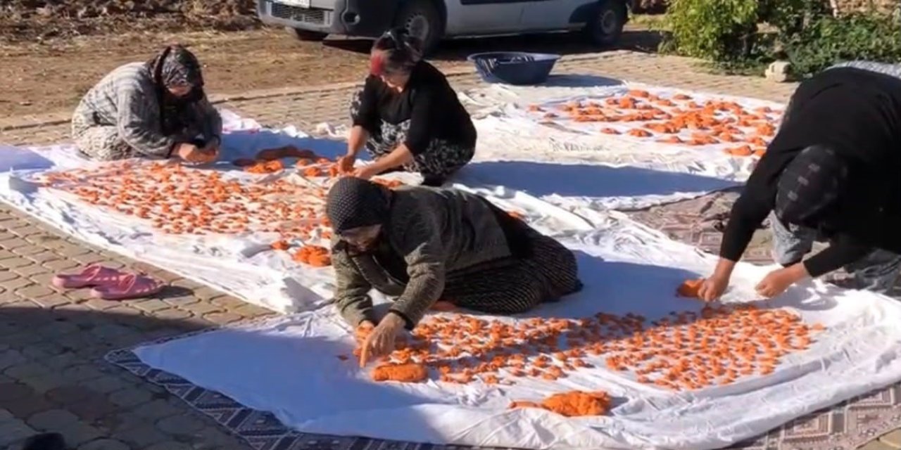Kadınlar imece usulü ile tarhana döktü