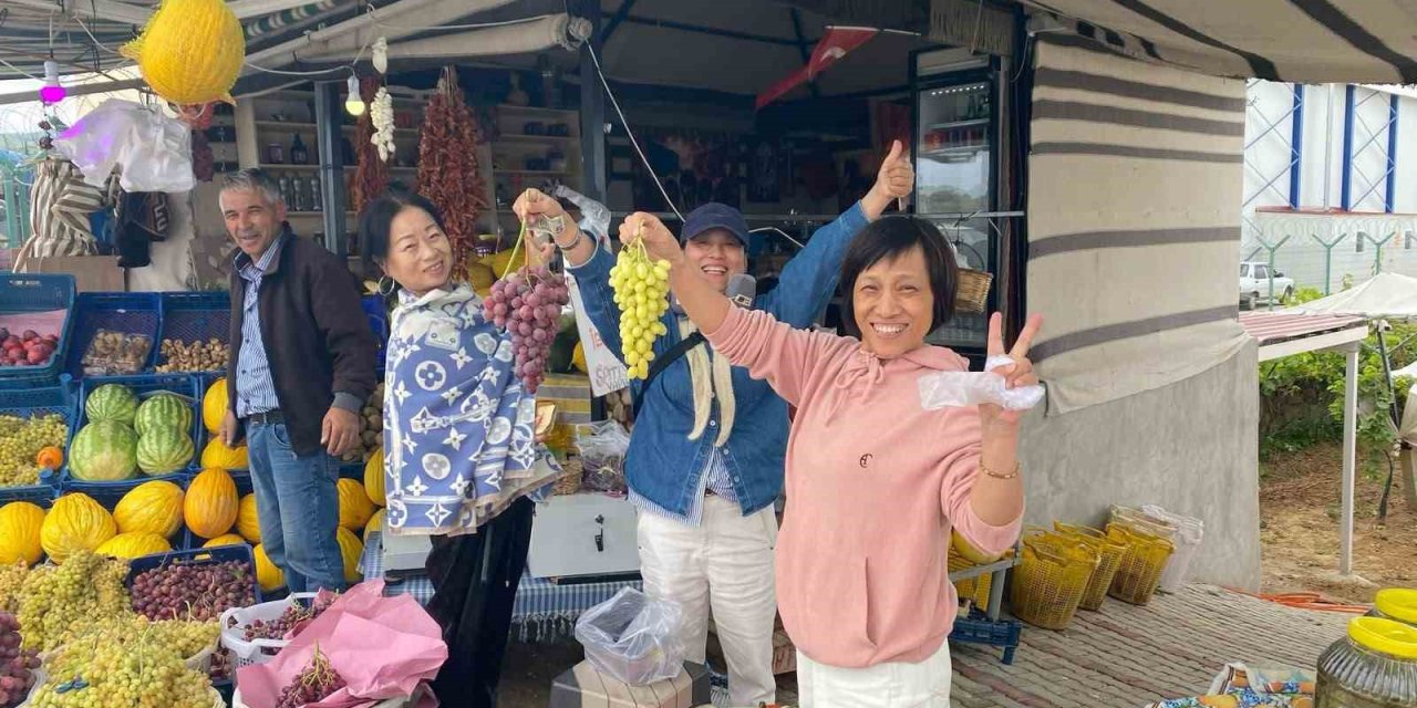 Venezüellalı turistler Sarıgöl üzümlerine hayran kaldı