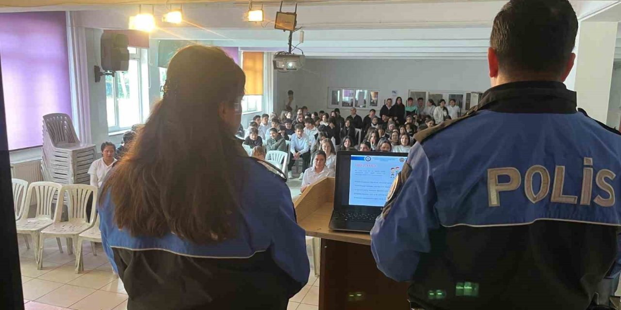 Polisler lise öğrencilerine mesleklerini tanıtıp, eğitim verdi