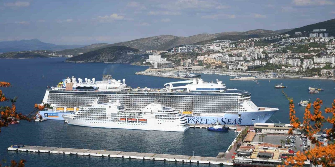 Kuşadası’na 2 kruvaziyerle 4 bin 694 turist geldi