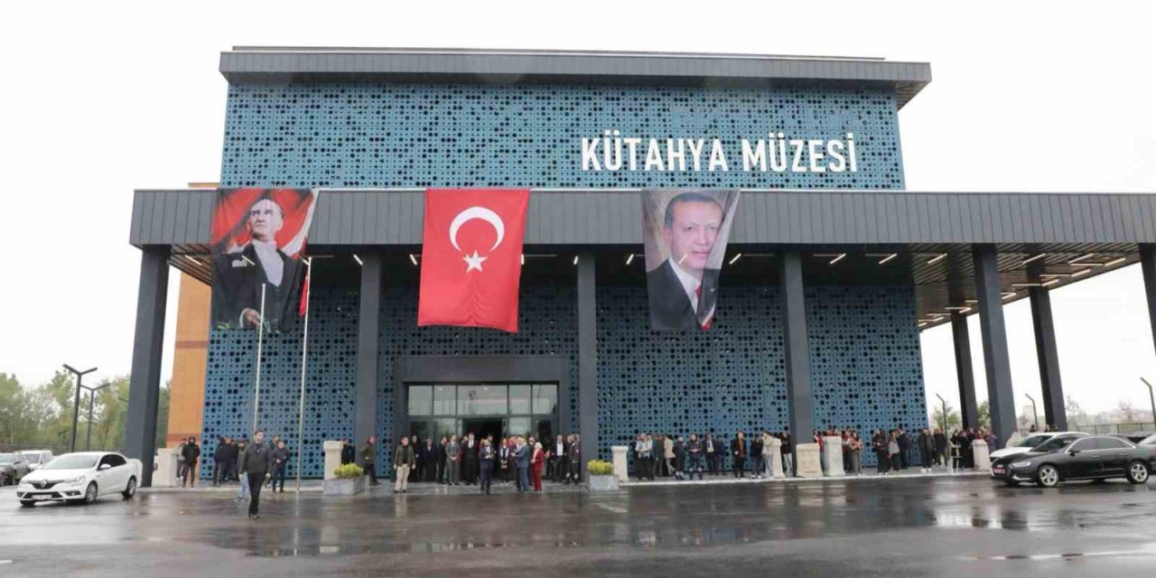 Kütahya’nın tarihi mirası Bakan Ersoy tarafından açılan yeni müzede ziyaretçilerle buluştu