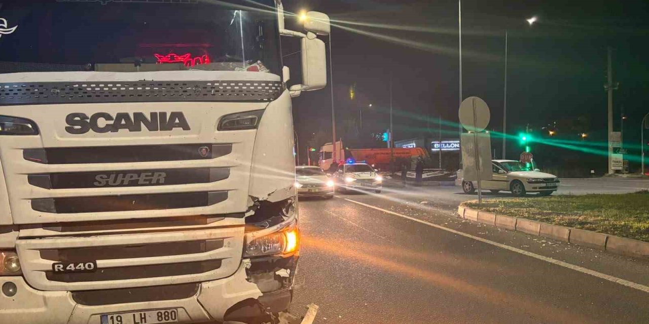 Otomobil ile tırın çarpıştığı maddi hasarlı kaza kamerada