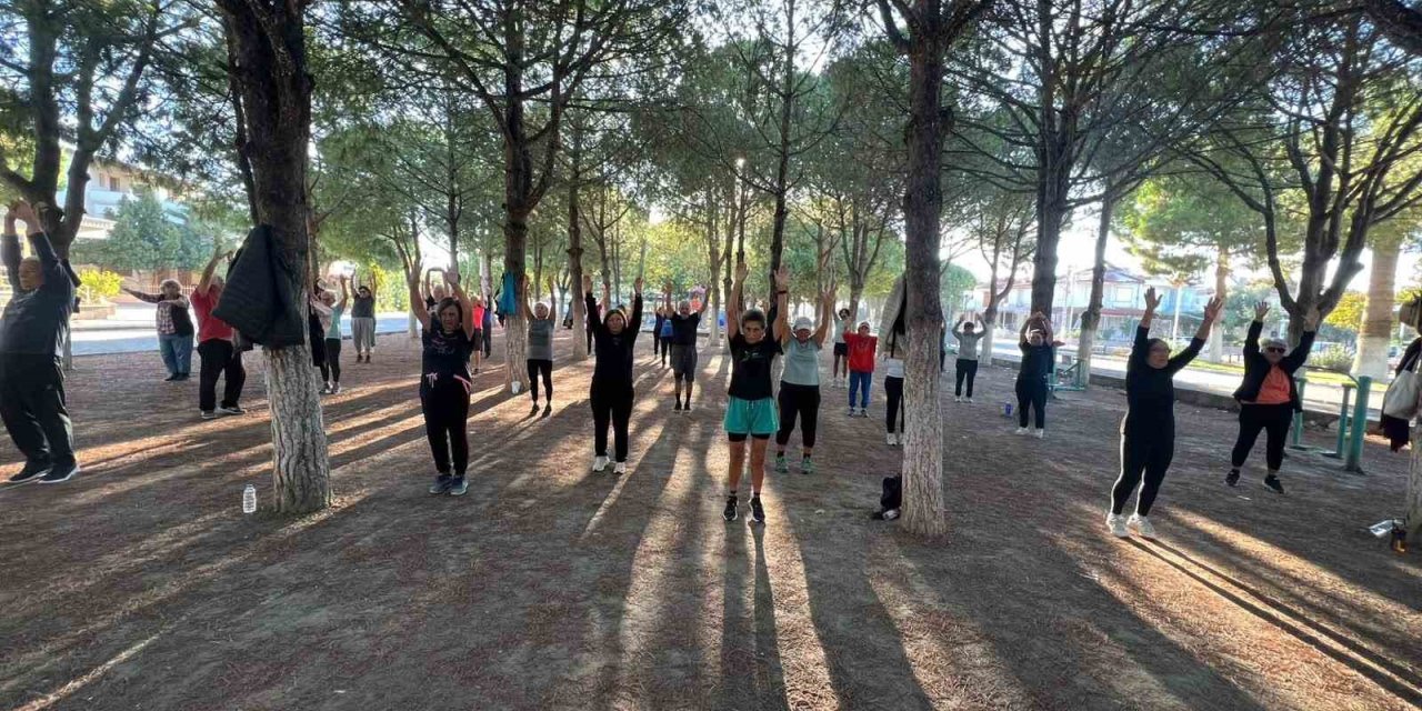 Kuşadası’nda vatandaşlar güne sporla başladı