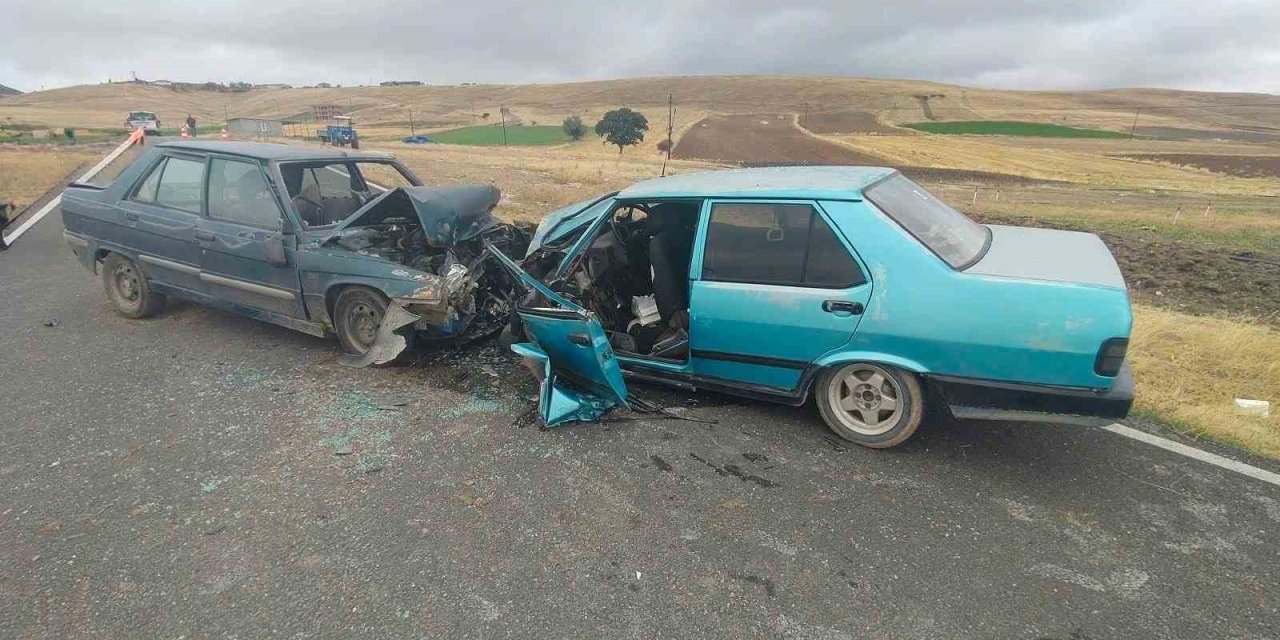 Otomobillerin kafa kafaya çarpıştığı kazada 5 kişi yaralandı