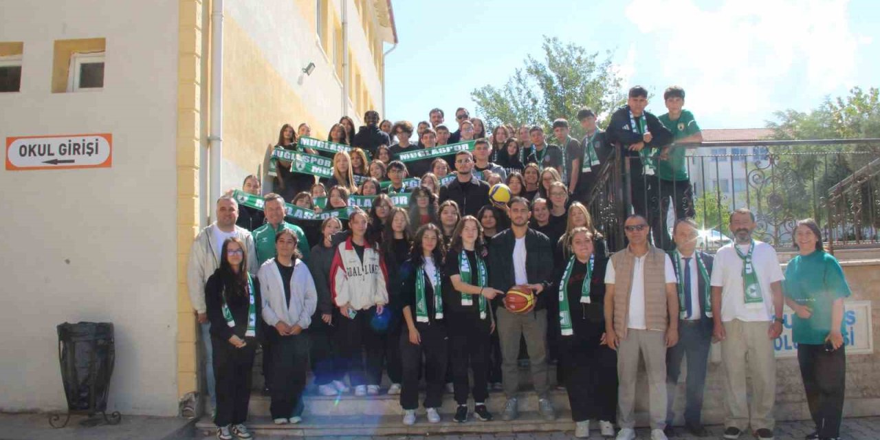 Muğlaspor oyuncuları, Turgut Reis Anadolu Lisesi’nde gençlerin sorularını yanıtladı