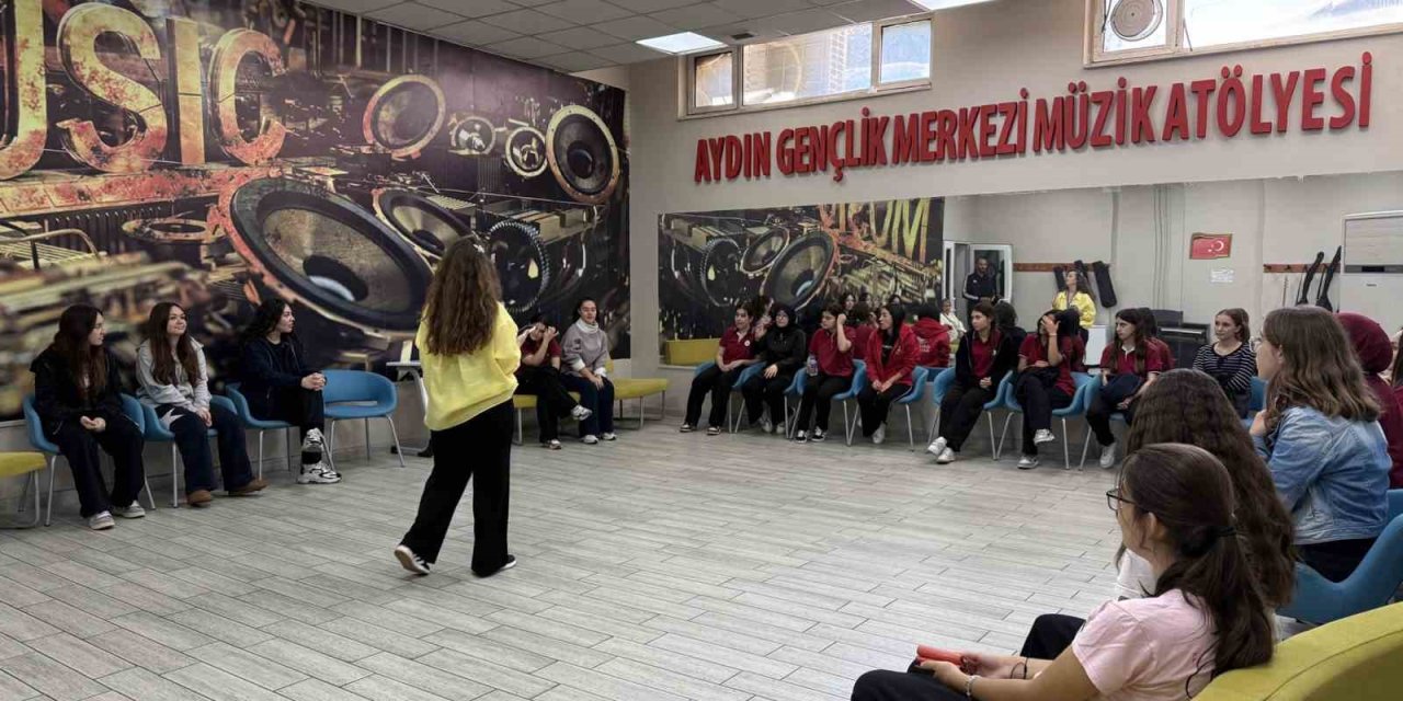 Liseli gençler, Aydın Gençlik Merkezi’ni keşfetti