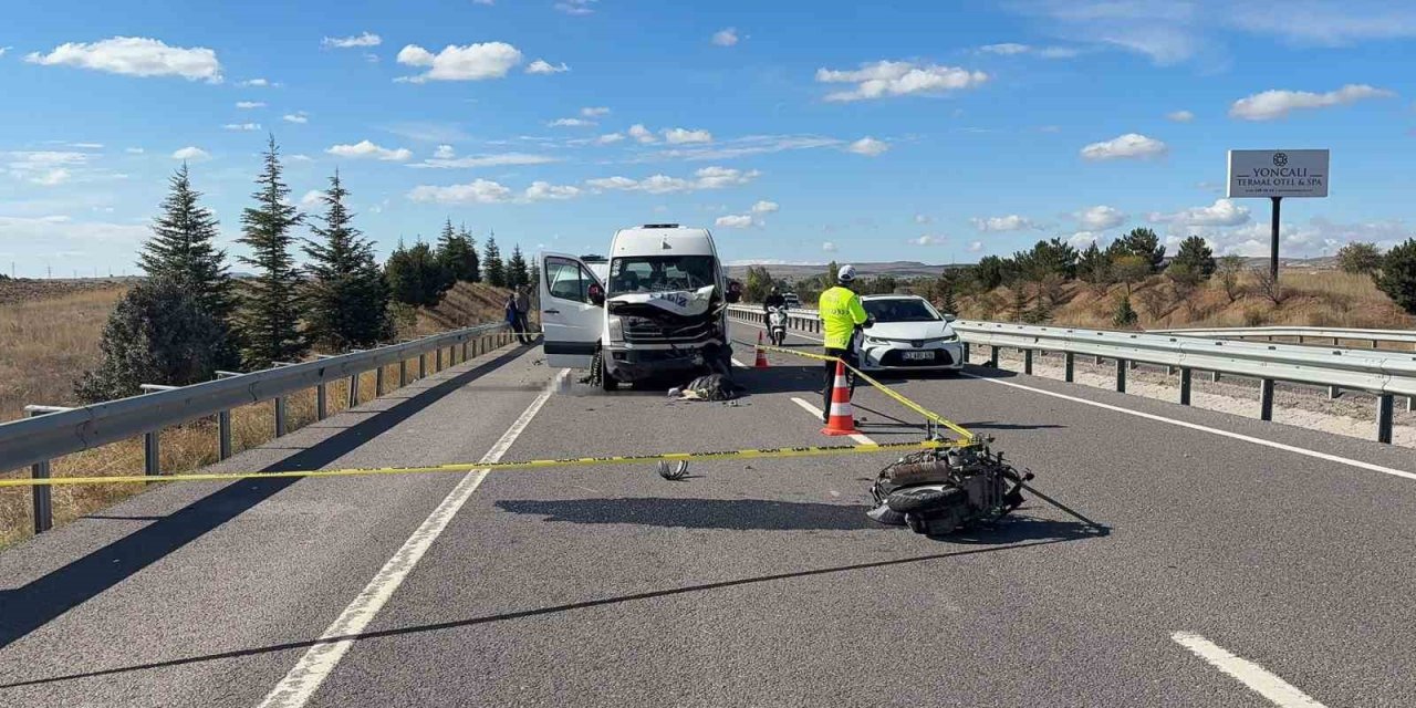 Kütahya’da minibüsle çarpışan genç motosikletli hayatını kaybetti