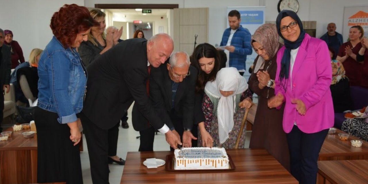 Başkan Kumral, Babadağ’ın çınarlarıyla birlikte şarkılar söyledi