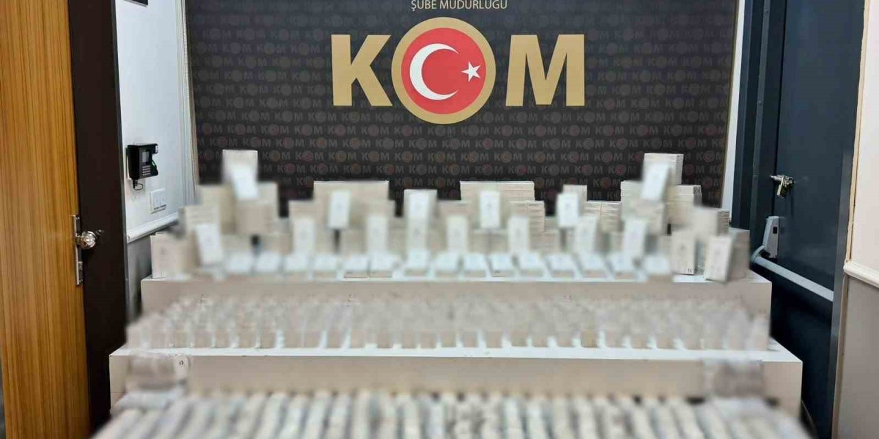 Polis kaçak cep telefonu aksesuarları ele geçirdi