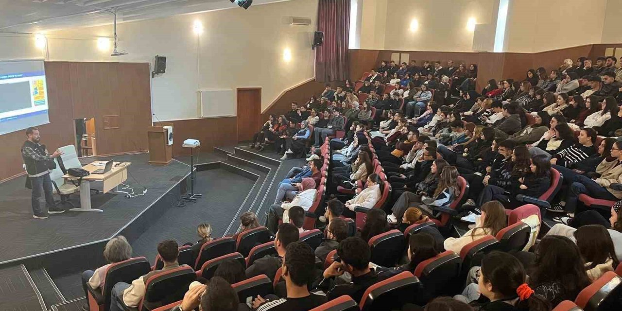 Üniversite öğrencilerine uyuşturucuyla mücadele eğitimi verildi