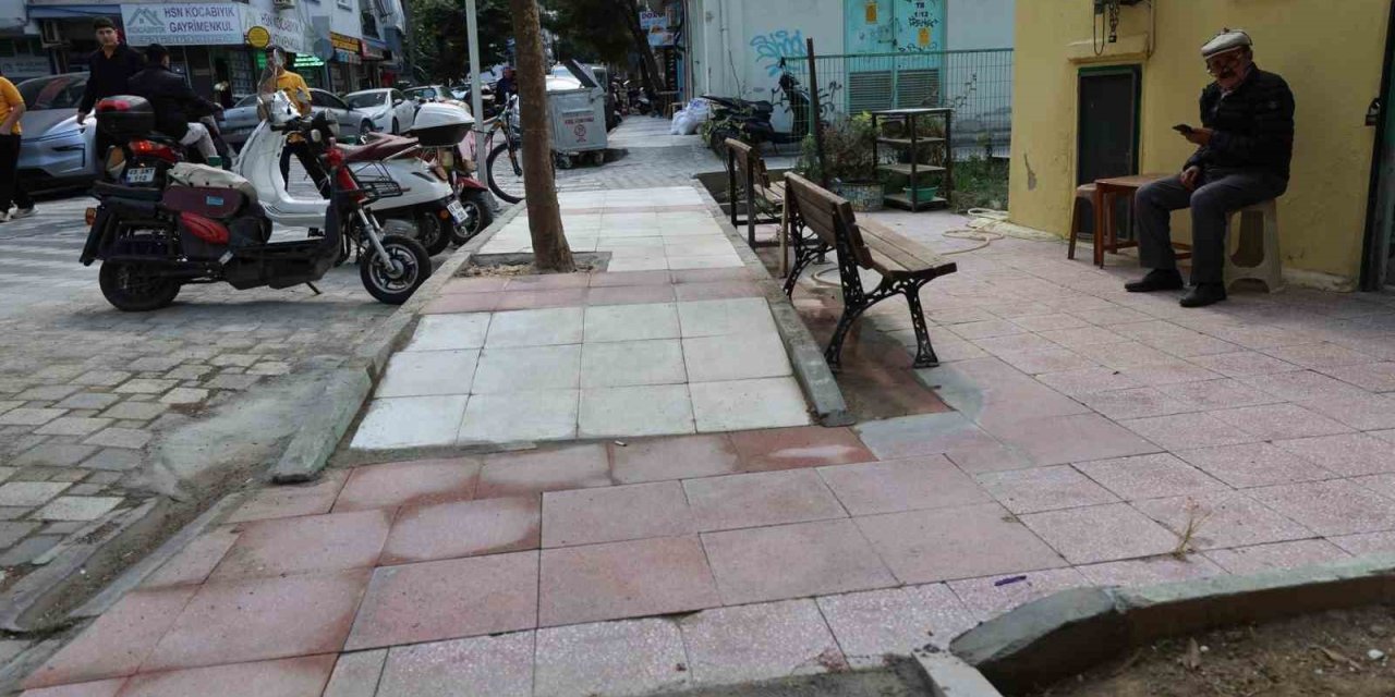 Şehzadeler’de tarihi yapının kaldırımları yenilendi