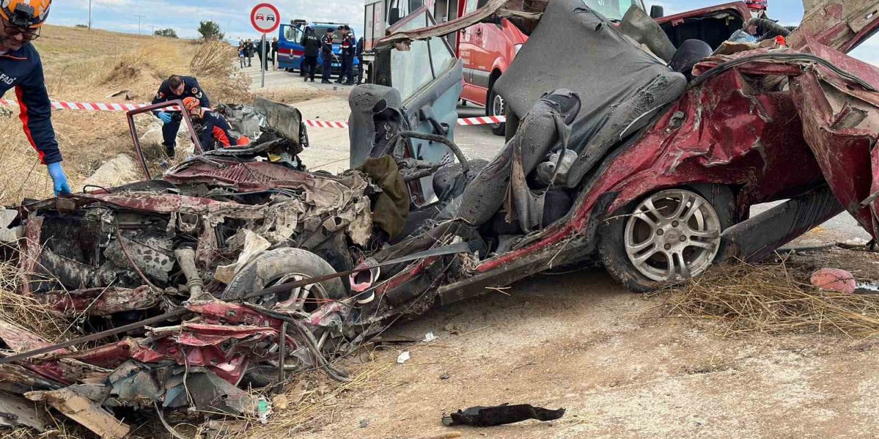 Uşak’ta kamyon ile otomobil çarpıştı: 3 ölü, 1 yaralı