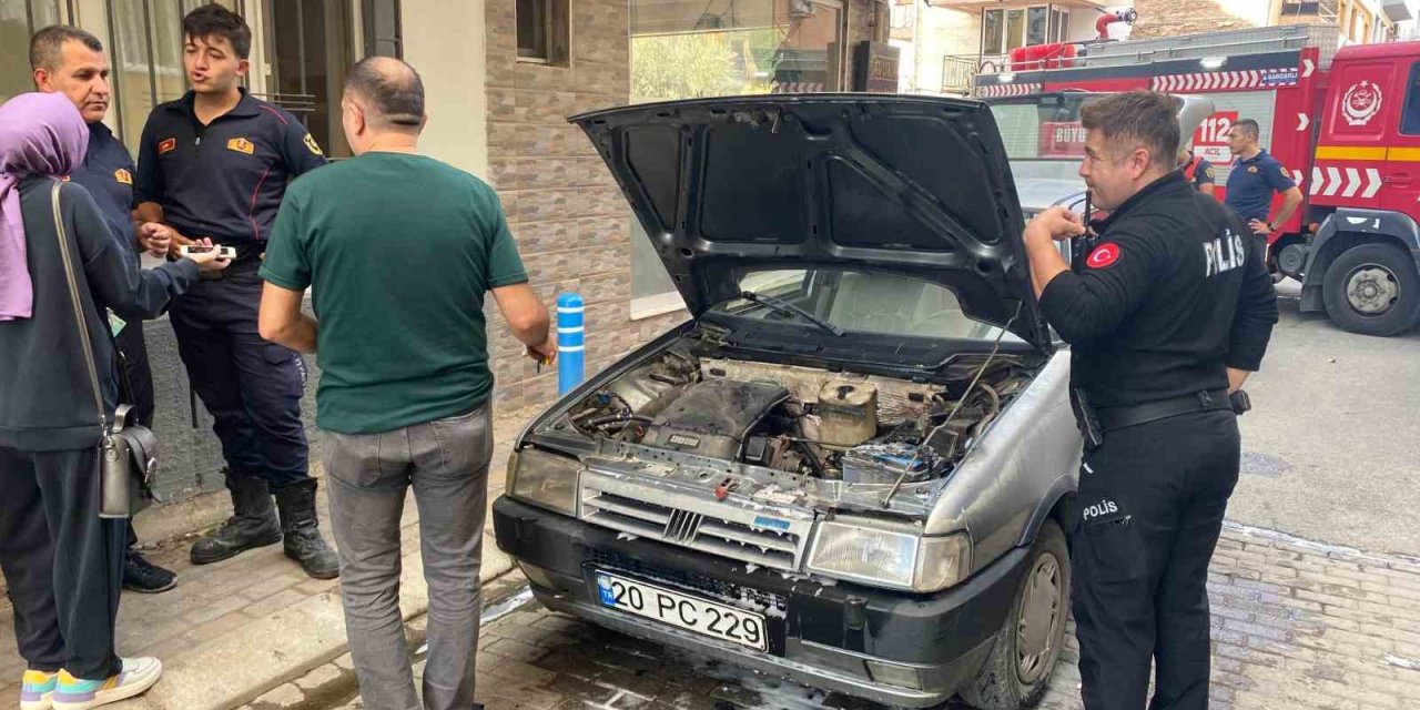 Seyir halindeki otomobilde çıkan yangın paniğe neden oldu