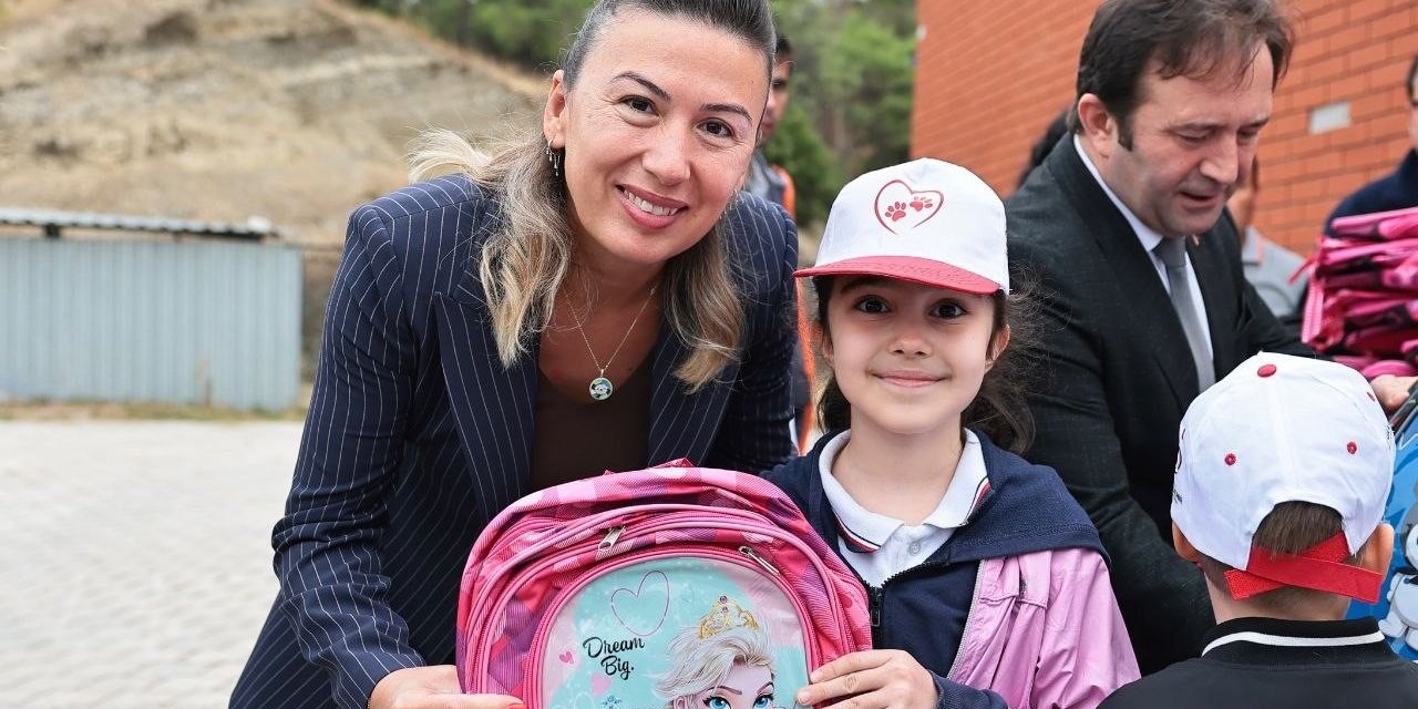 Başkan Çavuşoğlu, çocuklarla birlikte can dostların merkezini gezdi