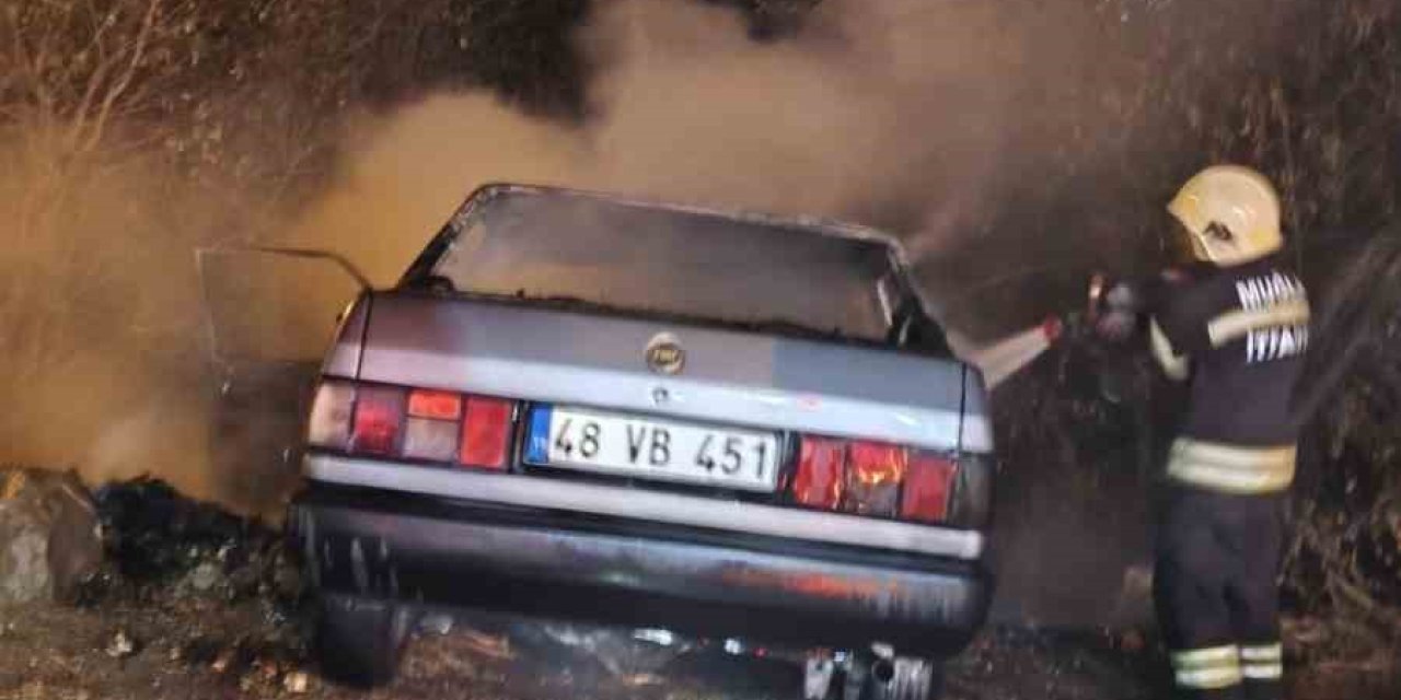 Bodrum’da kaza yapan otomobil alev aldı