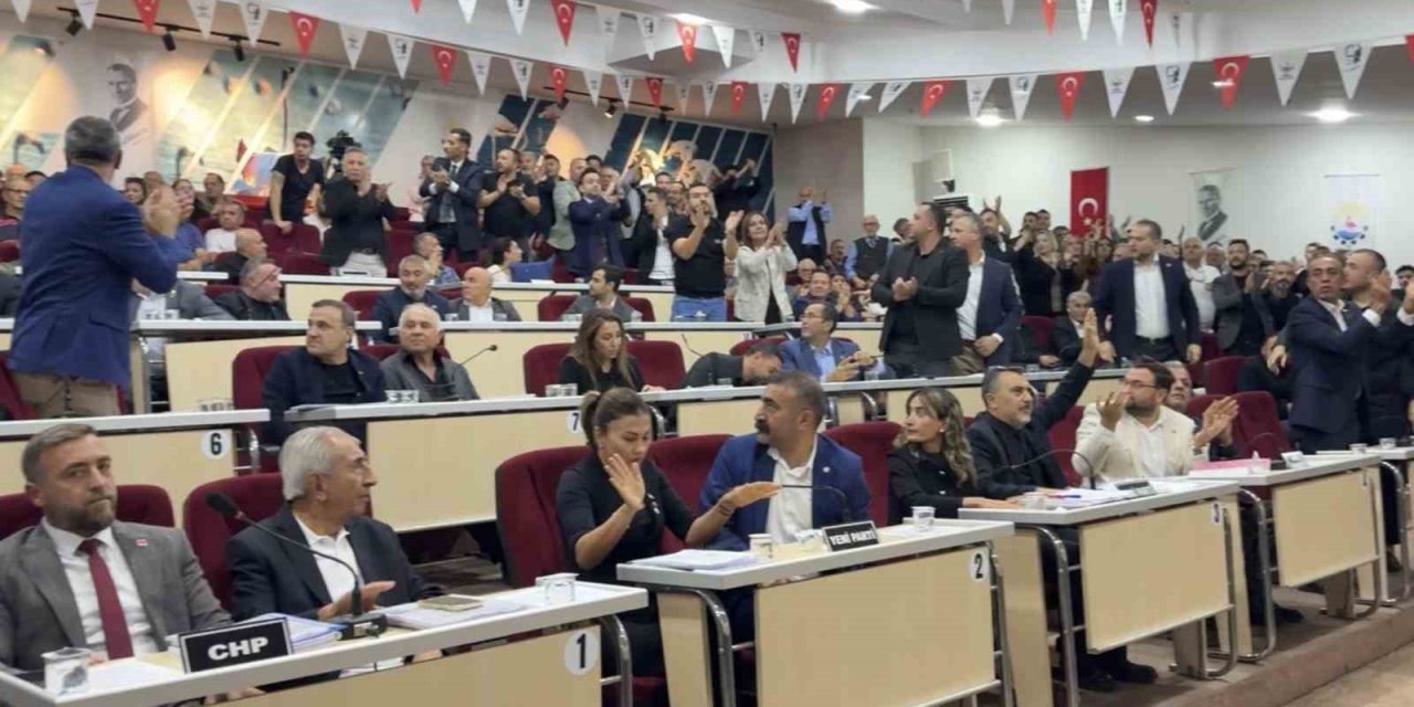 Çiğli Belediye Meclisinde gerginlik: Başkan Yıldız’a su şişesi fırlatıldı