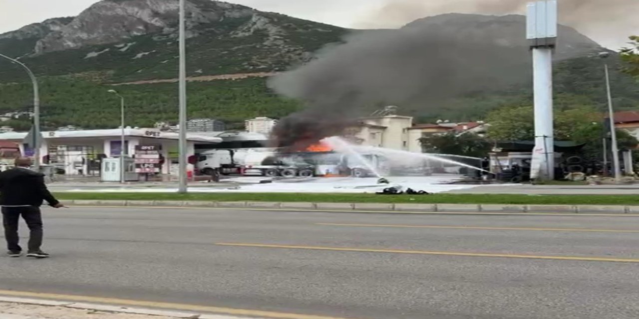 Akaryakıt istasyonunda yakıt boşaltan tanker patladı: Yangını söndürme çalışmaları sürüyor