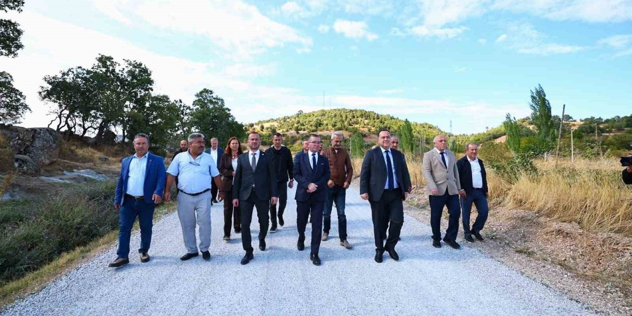Başkan Dutlulu, Demirci’de 12 mahalleye ulaşım sağlayan yolu inceledi