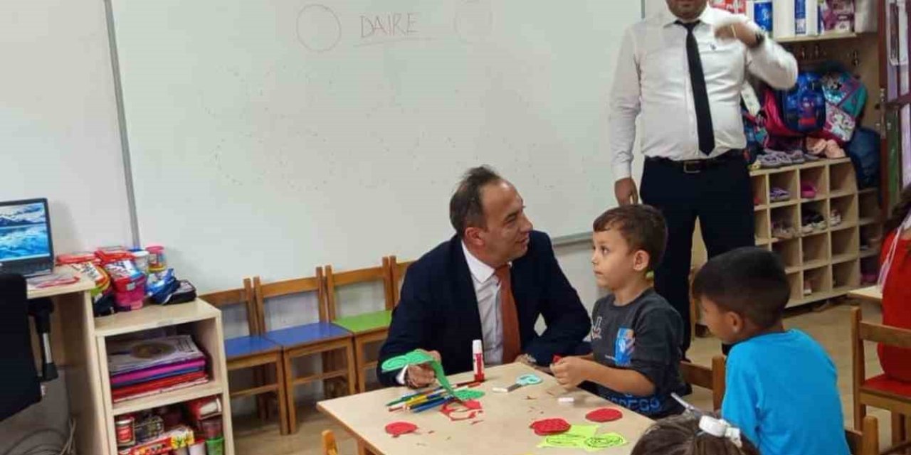 Efeler İlçe Milli Eğitim Müdürü Çomruk, öğrencilerin oyununa ortak oldu