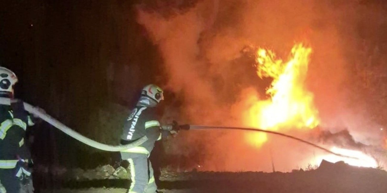 Kaza yapan araç alev alarak hurdaya döndü