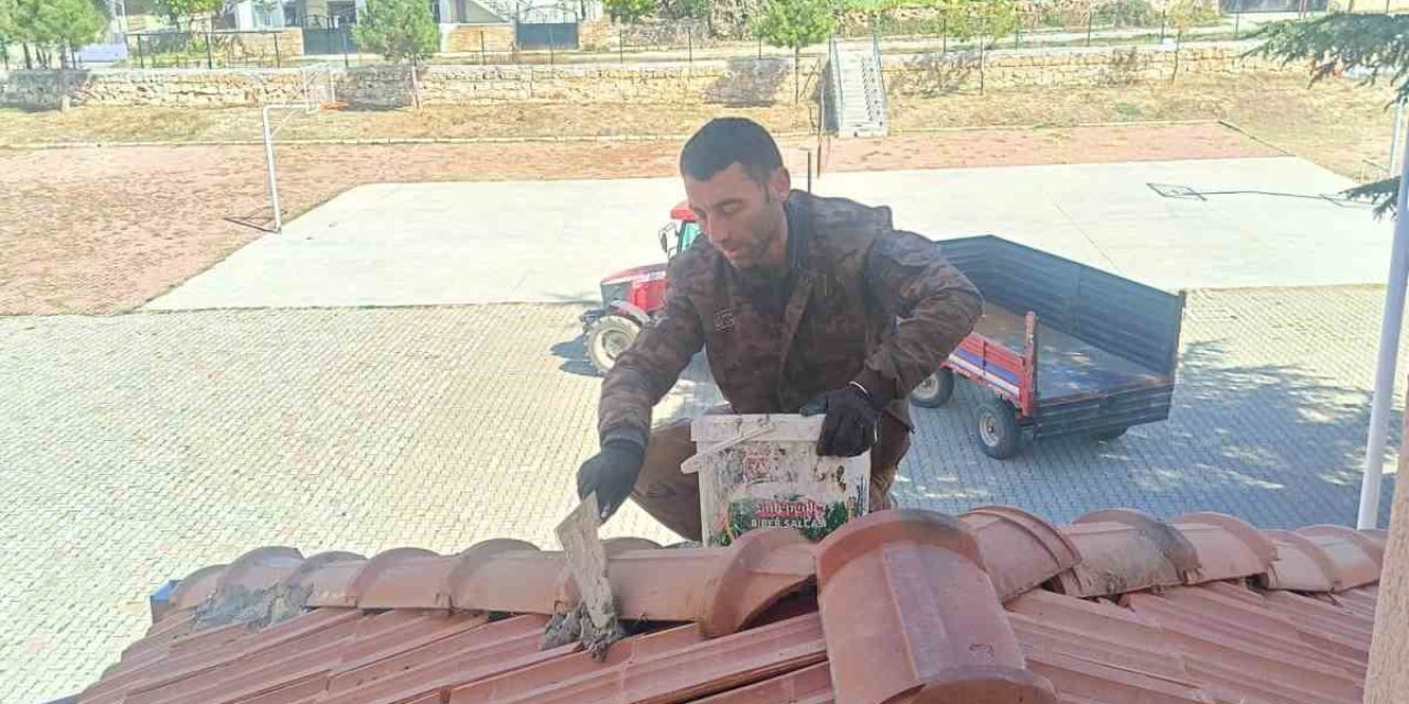 Okulun çatısının işçiliğini muhtar ücretsiz yaptı