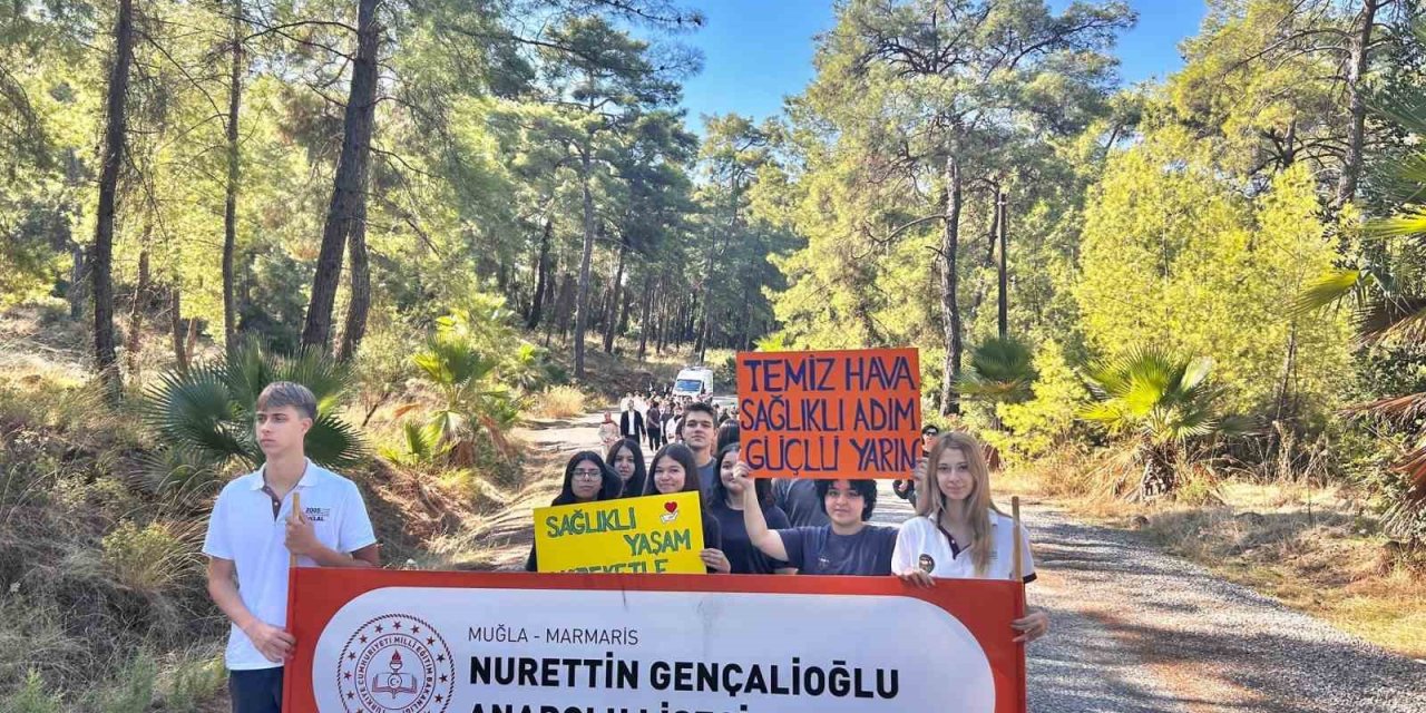 Marmaris’te öğrenciler sağlıklı yaşam için yürüdü