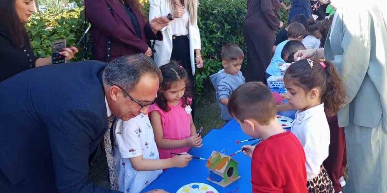 Efeler’de minik eller kuşlar için yuva yaptı