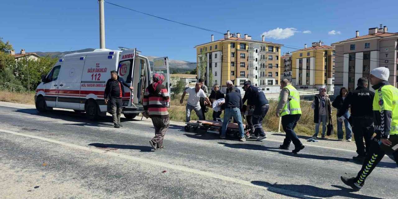 Kütahya’da otomobil motosikletle çarpıştı: 1 ölü, 2 yaralı