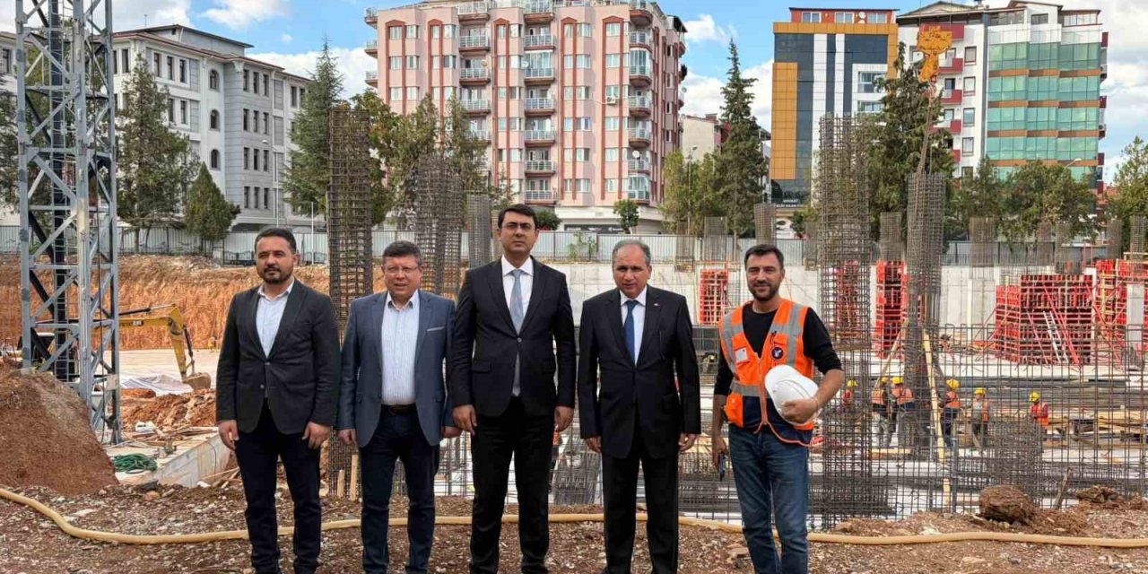 Vali Kartal, yapımı devam eden öğretmenevi ve sanat okulu inşaatını inceledi