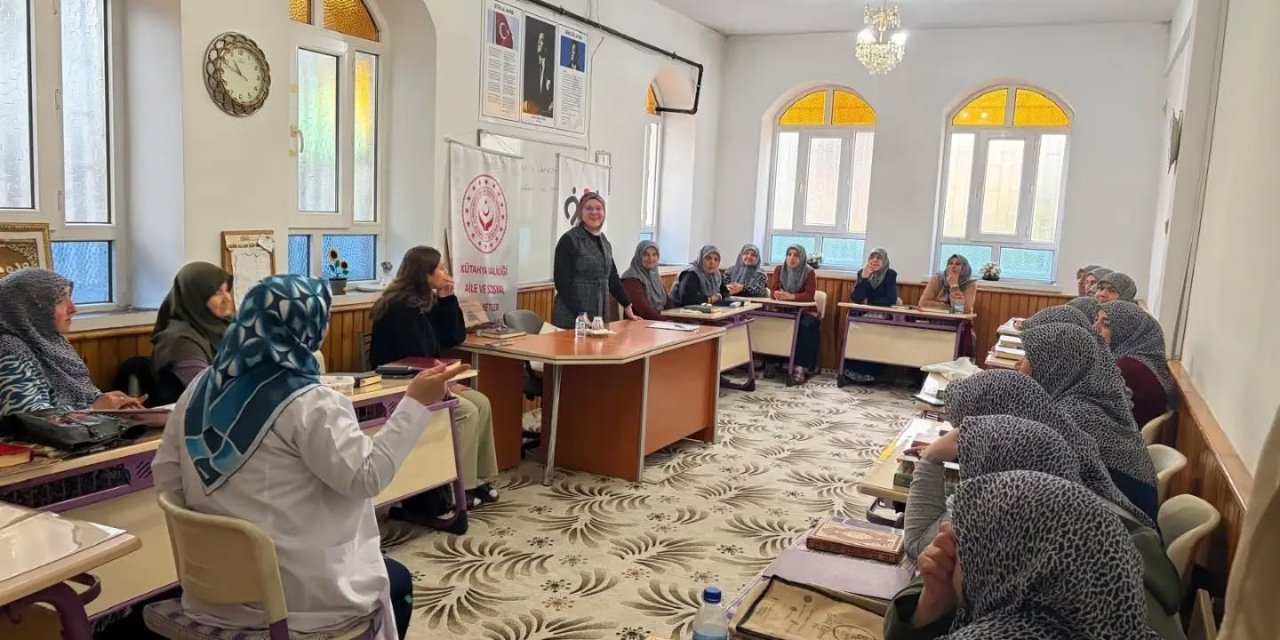 Kütahya’da Kız Kur’an Kursu kursiyerlerine yaşam boyu öğrenme ve dijital okuryazarlık eğitimi