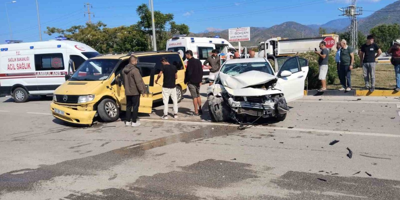 Fethiye’de otomobil ile kamyonet çarpıştı: 5 yaralı