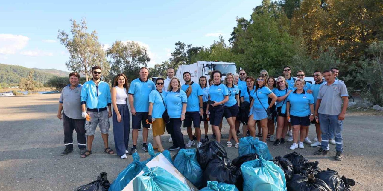 Turizm rehberleri ve belediye ekipleri çamlı sahilini temizledi