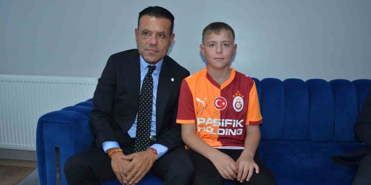 Maden kazasında babasını kaybeden Yaşar’a forma sözü tutuldu