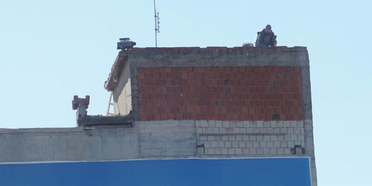 İzmir’de 10 katlı binanın çatısında ’ölümüne’ mesai