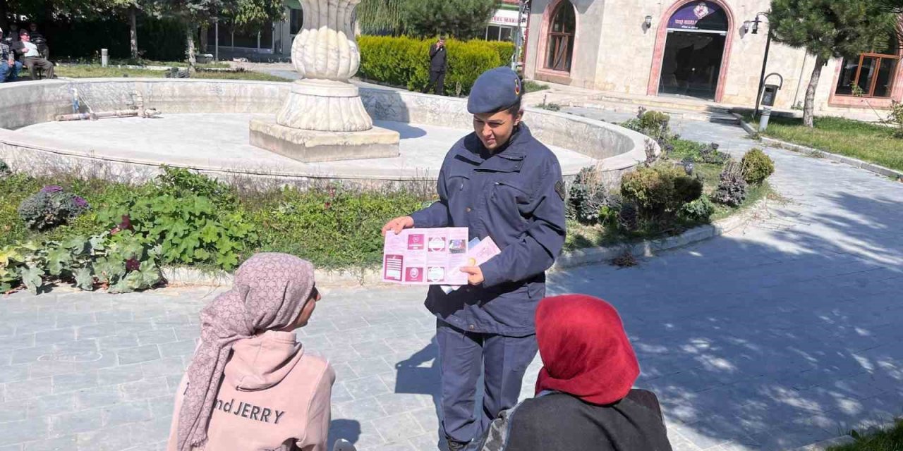 Jandarma kadına şiddet konusunda vatandaşları bilgilendirdi