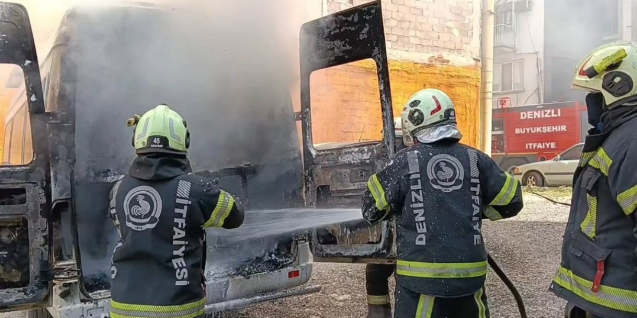 Seyir halindeki otomobil alevlere teslim oldu