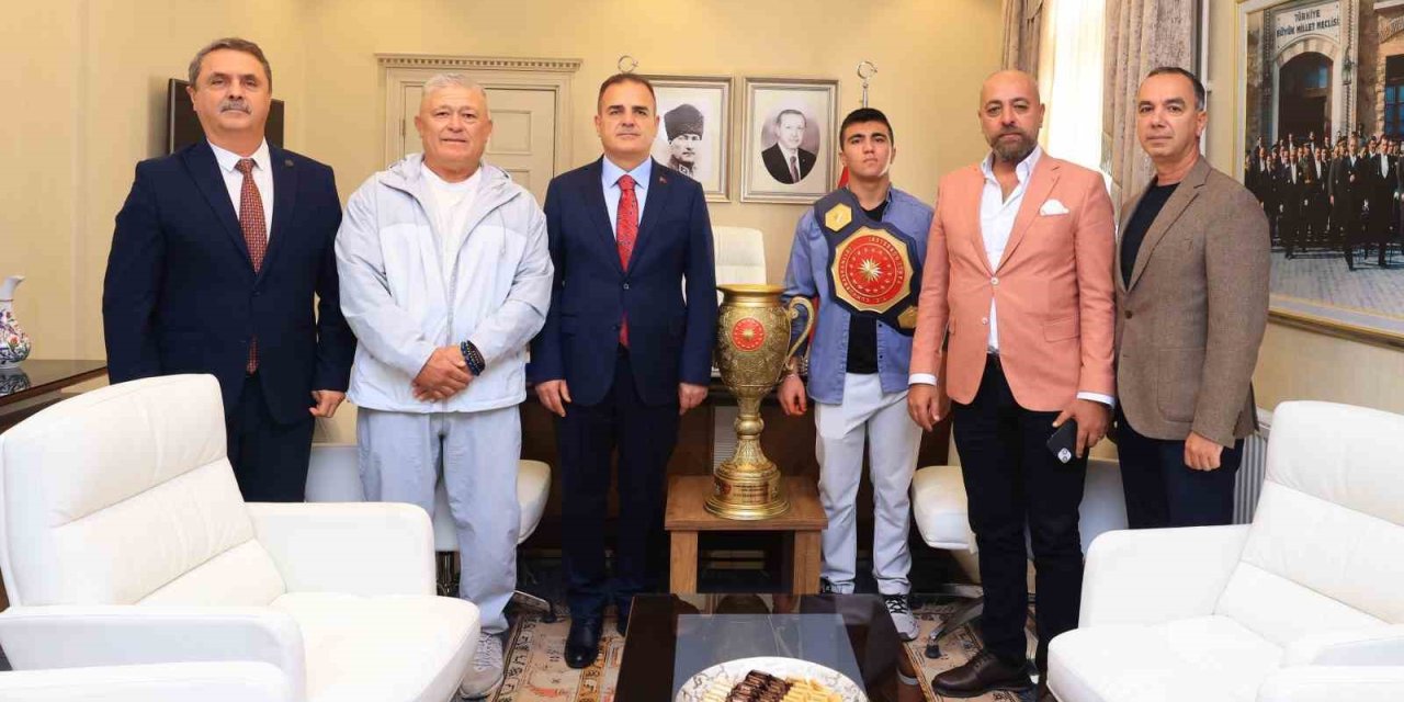 Muğlalı genç pehlivan Buğra Vali Akbıyık’ı ziyaret etti