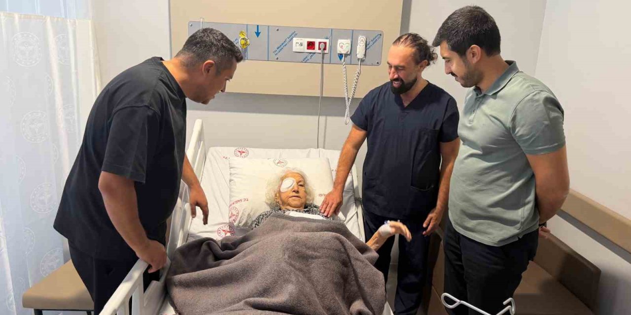 Marmaris Devlet Hastanesi’nde 93 yaşındaki hastaya  başarılı göz ameliyatı