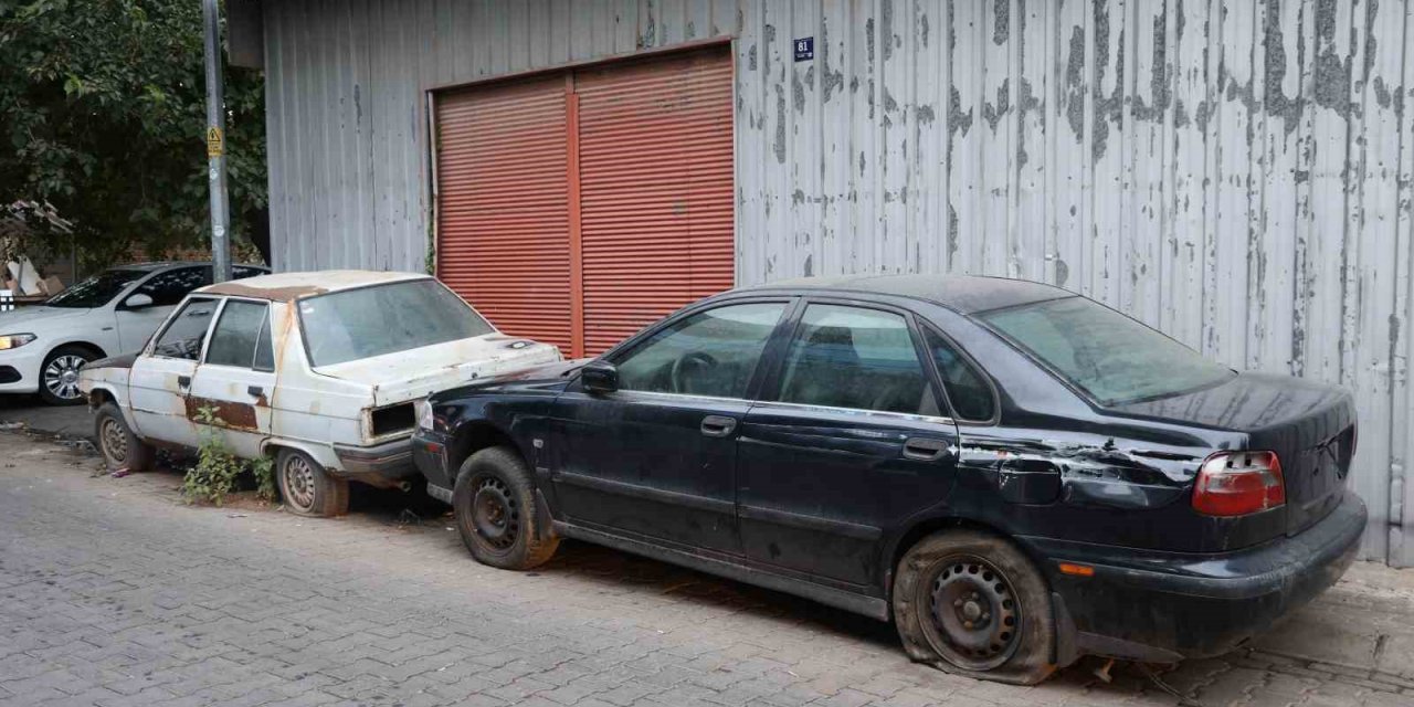 Efeler’de terk edilmiş hurda araçlar vatandaşların korkulu rüyası oldu