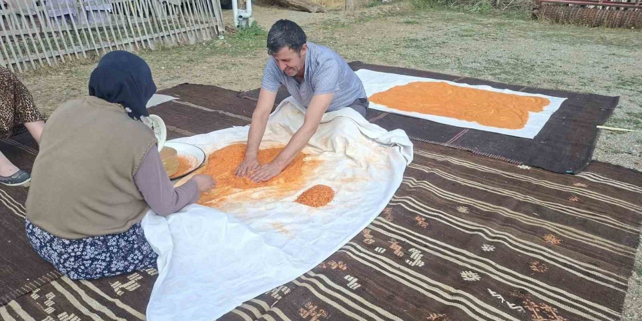 Eşine tarhana yapımında destek oldu