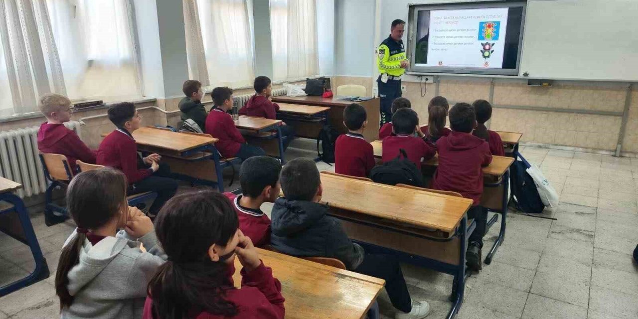 Jandarma 29 öğrenciye trafik eğitimi verdi