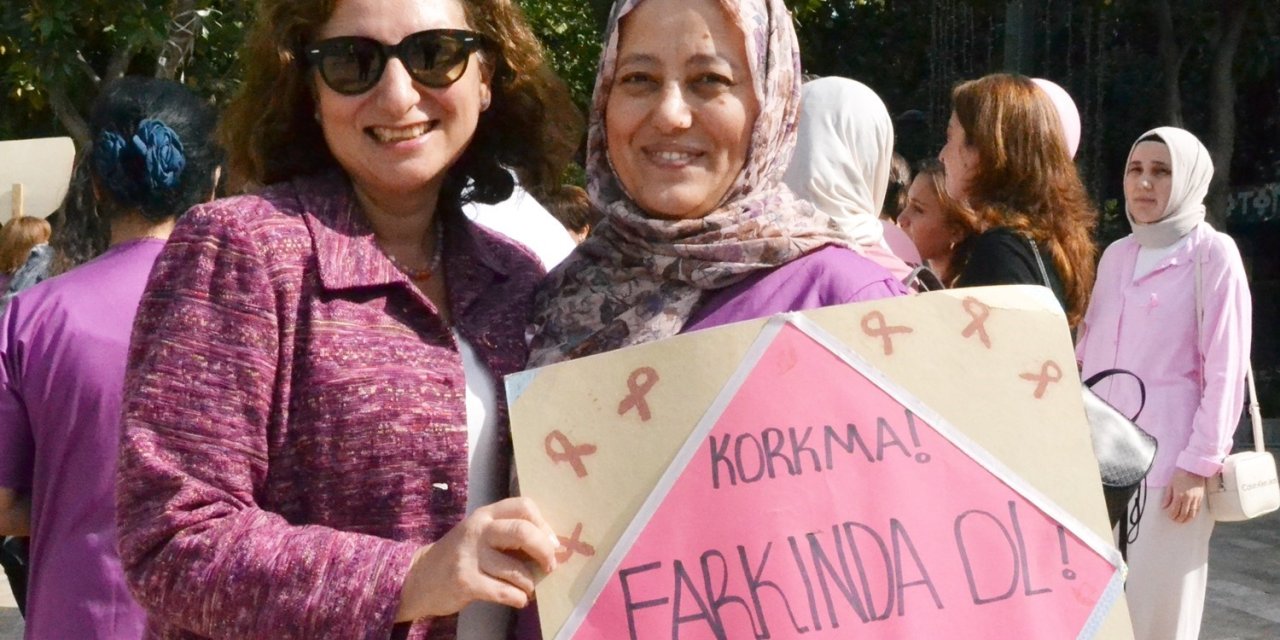 Pembe kurdeleli farkındalık yürüyüşü
