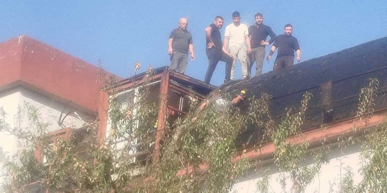Çivril’de 4 katlı apartmanın çatısı alev alev yandı