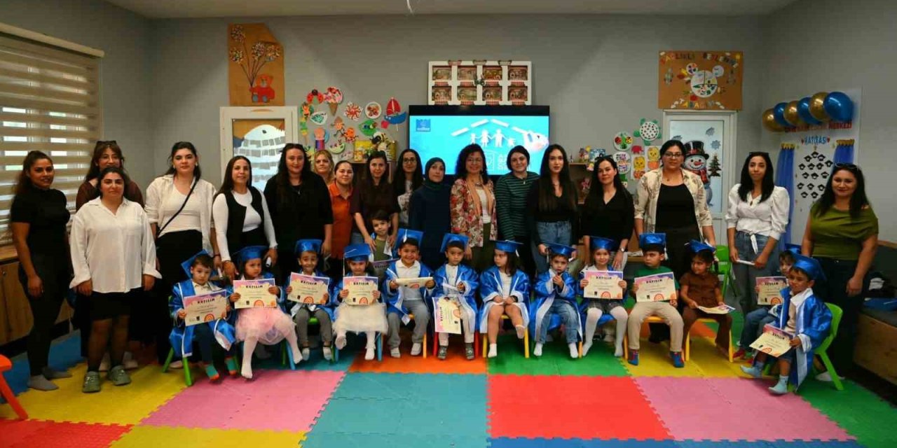 Kuşadası’nda 20 minik öğrenci mezuniyet sevinci yaşadı