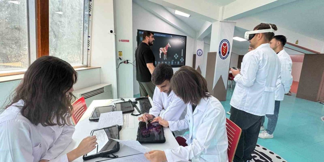 ADÜ’de öğrenciler üç boyutlu inceliyor