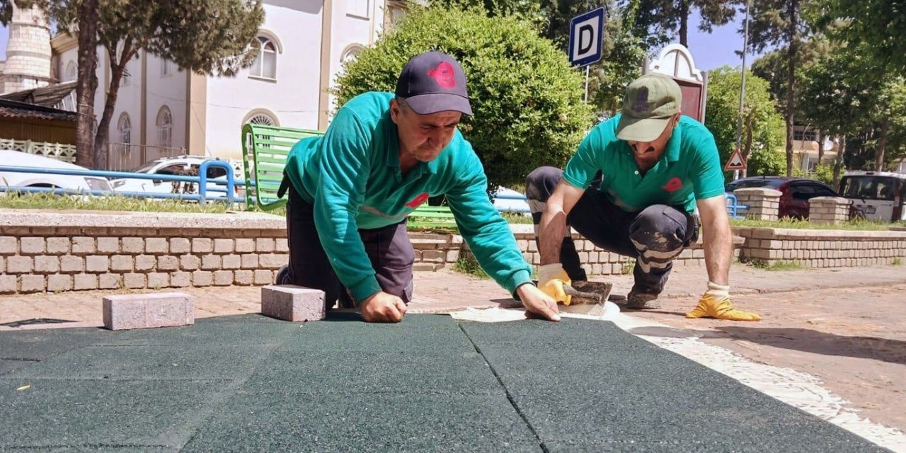 Efeler’de park ve yeşil alanlar bakıma alındı