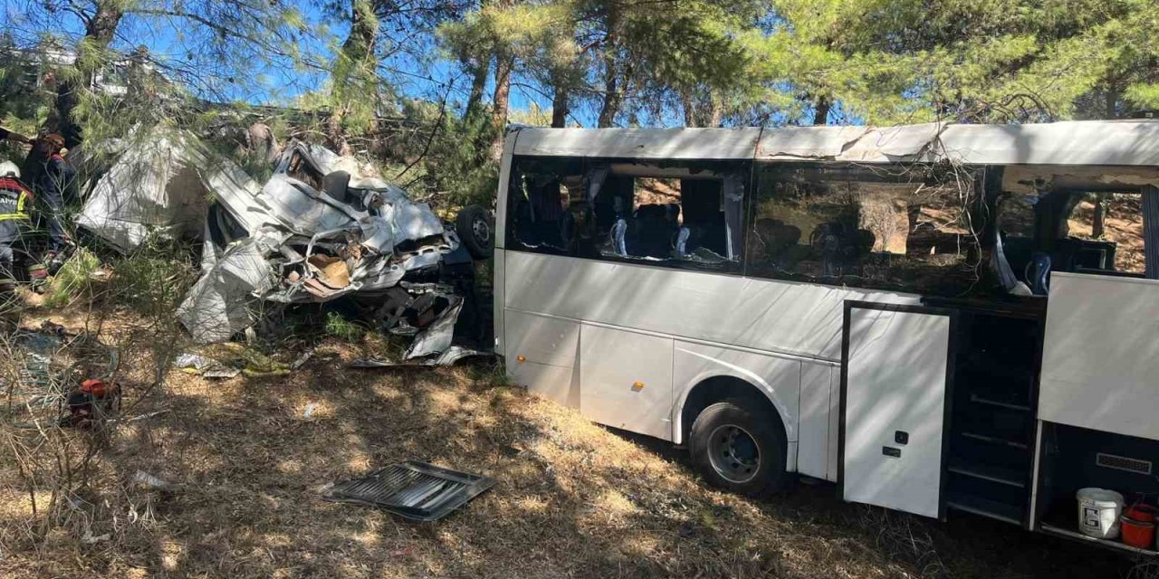 Turistleri taşıyan otobüs şarampole uçtu: 1 ölü